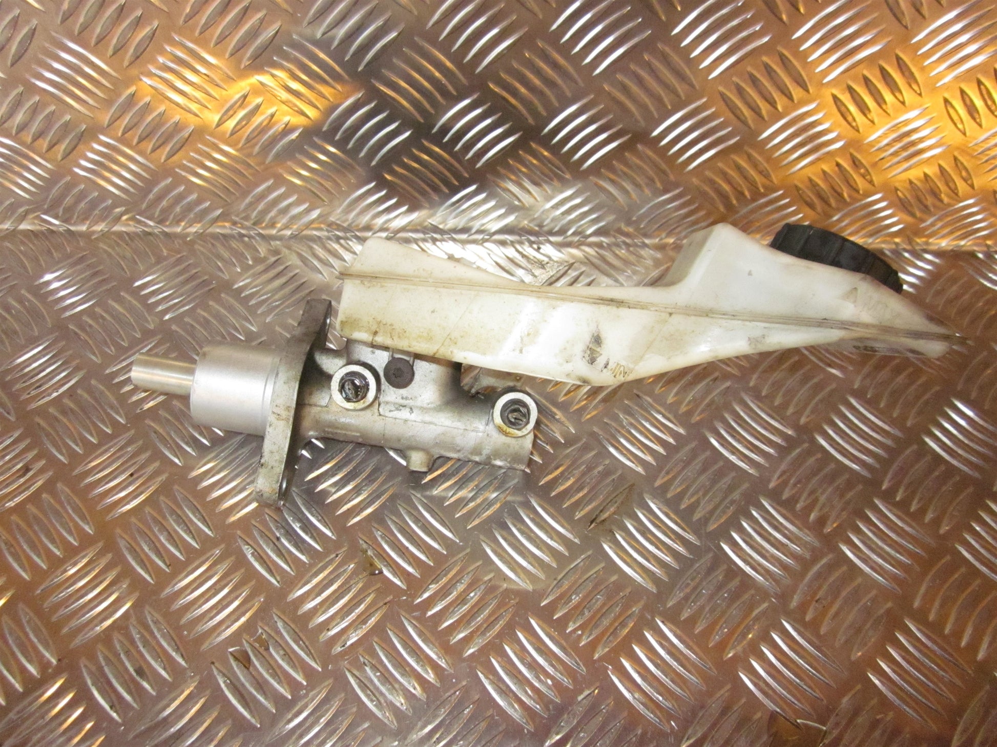 Mazda 3 BK Bremsehovedcylinder Med OEM Nr. Ophugger Fra Mazda Ophugger