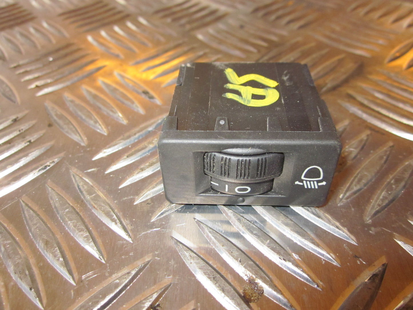 Peugeot Partner Kontakt Lygtejustering Med OEM Nr. Ophugger Fra Peugeot Ophugger