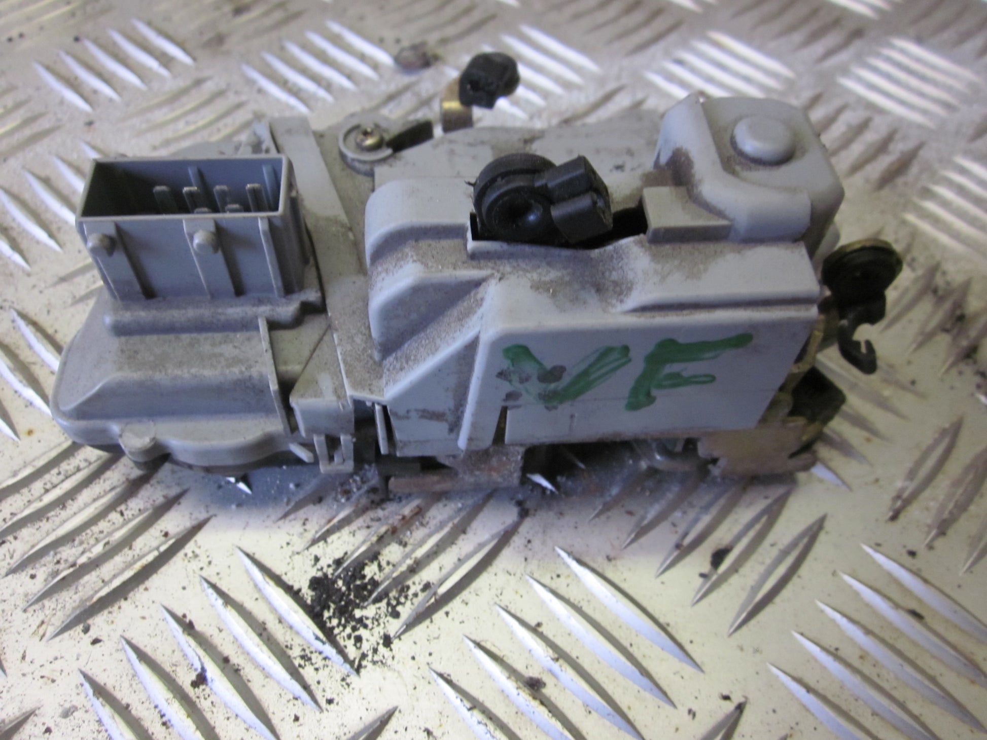 Peugeot 406 Dørlås Med OEM Nr. Ophugger Fra Peugeot Ophugger