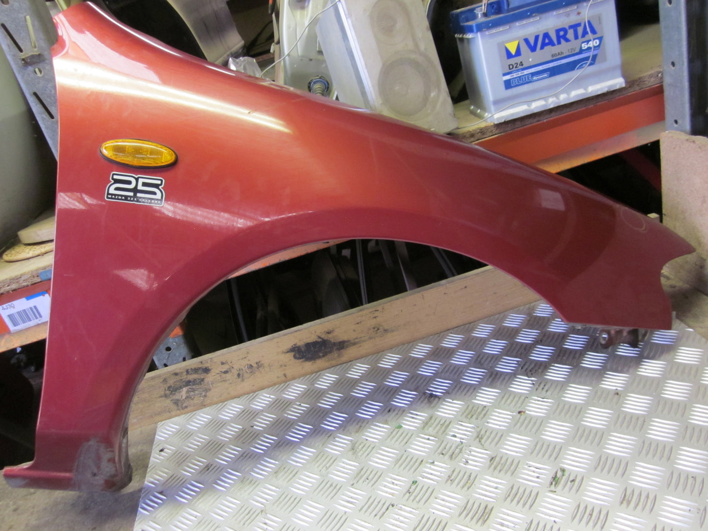 Mazda 323 S 4D BA12 Forskærm H Med OEM Nr. Ophugger Fra Mazda Ophugger