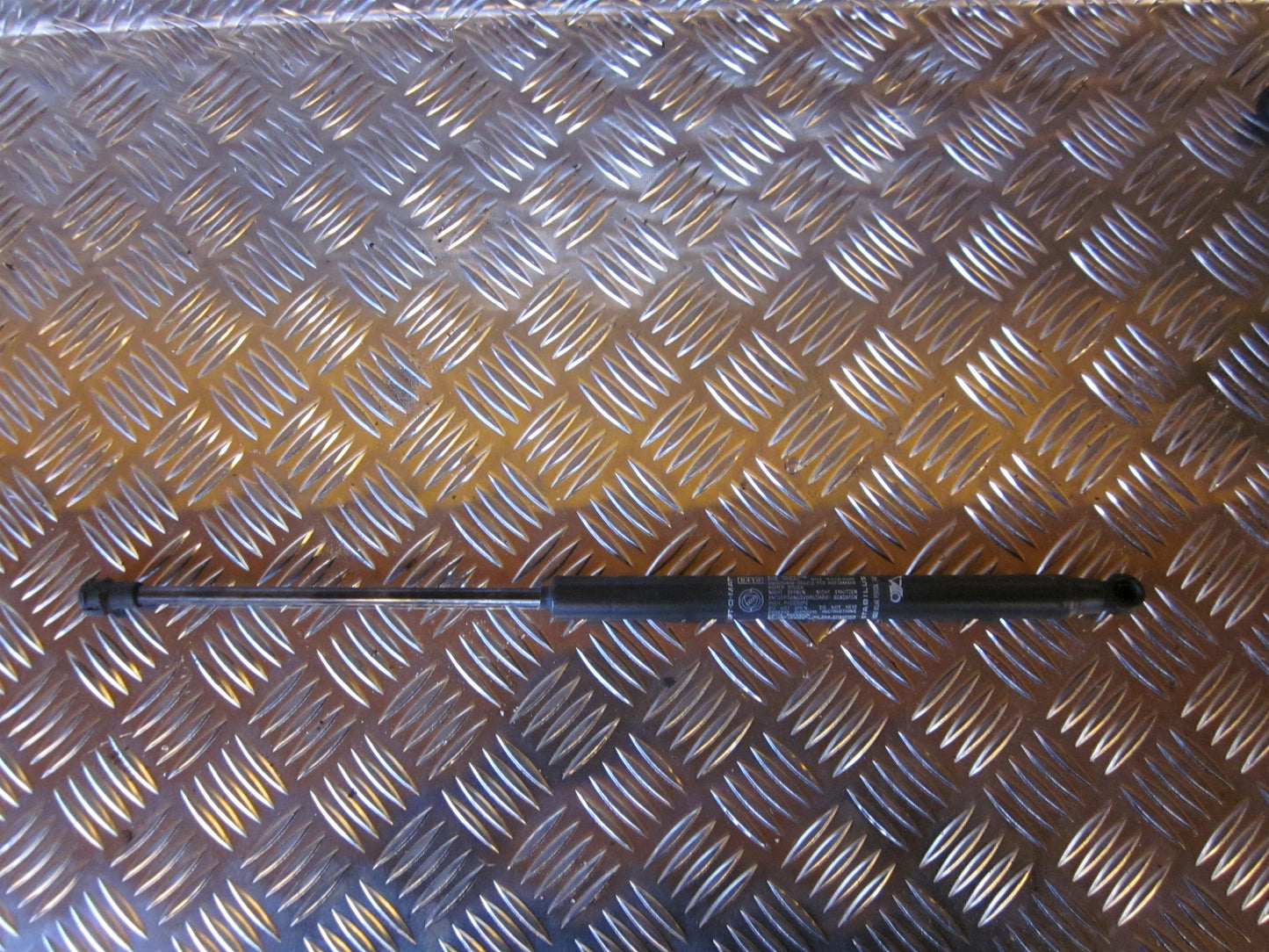 Fiat Grande Punto Bagklapsdæmper Med OEM Nr. Ophugger Fra Fiat Ophugger