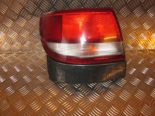 Toyota Carina E Engelsk Baglygte Med OEM Nr. 8156105020 Fra Toyota Ophugger
