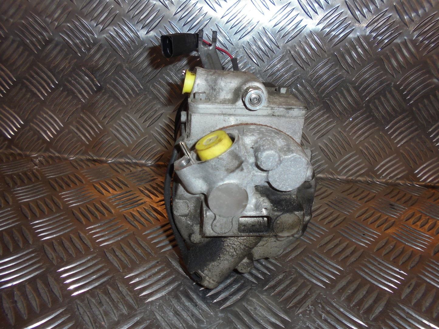 VW Polo 9N Aircondition Pumpe Med OEM Nr. 6Q0820803G Fra VW Ophugger