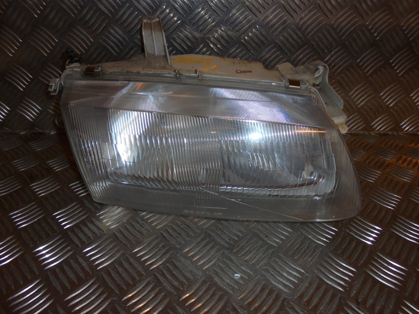 Mazda 323 S 4D BA12 Forlygte Med OEM Nr. Ophugger Fra Mazda Ophugger