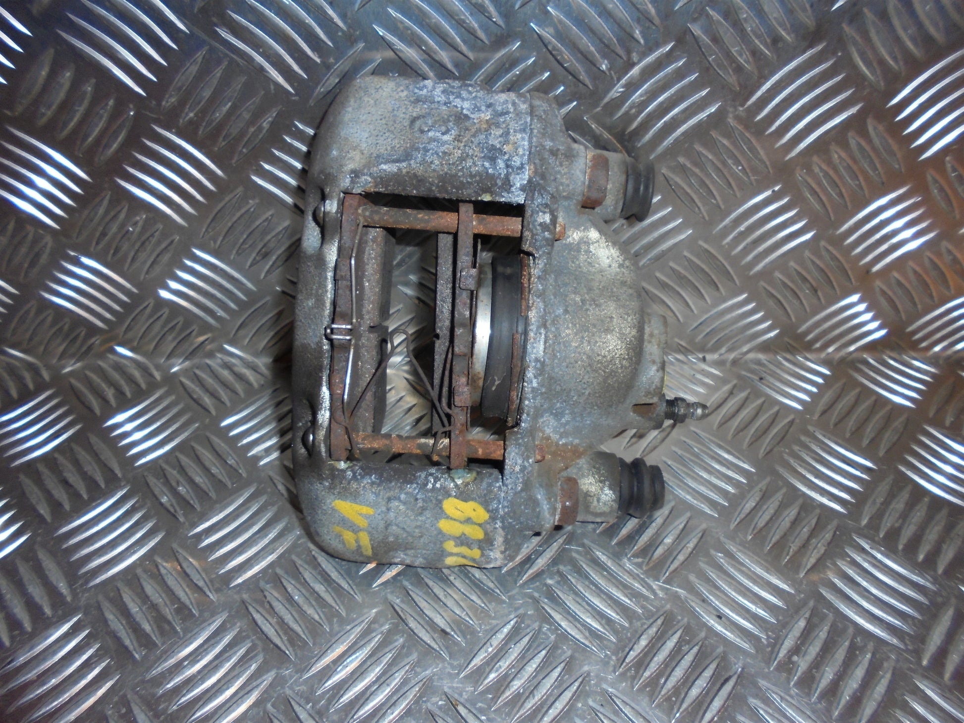 Mazda 323 S 4D BA12 Bremsekaliber VF Med OEM Nr. Ophugger Fra Mazda Ophugger