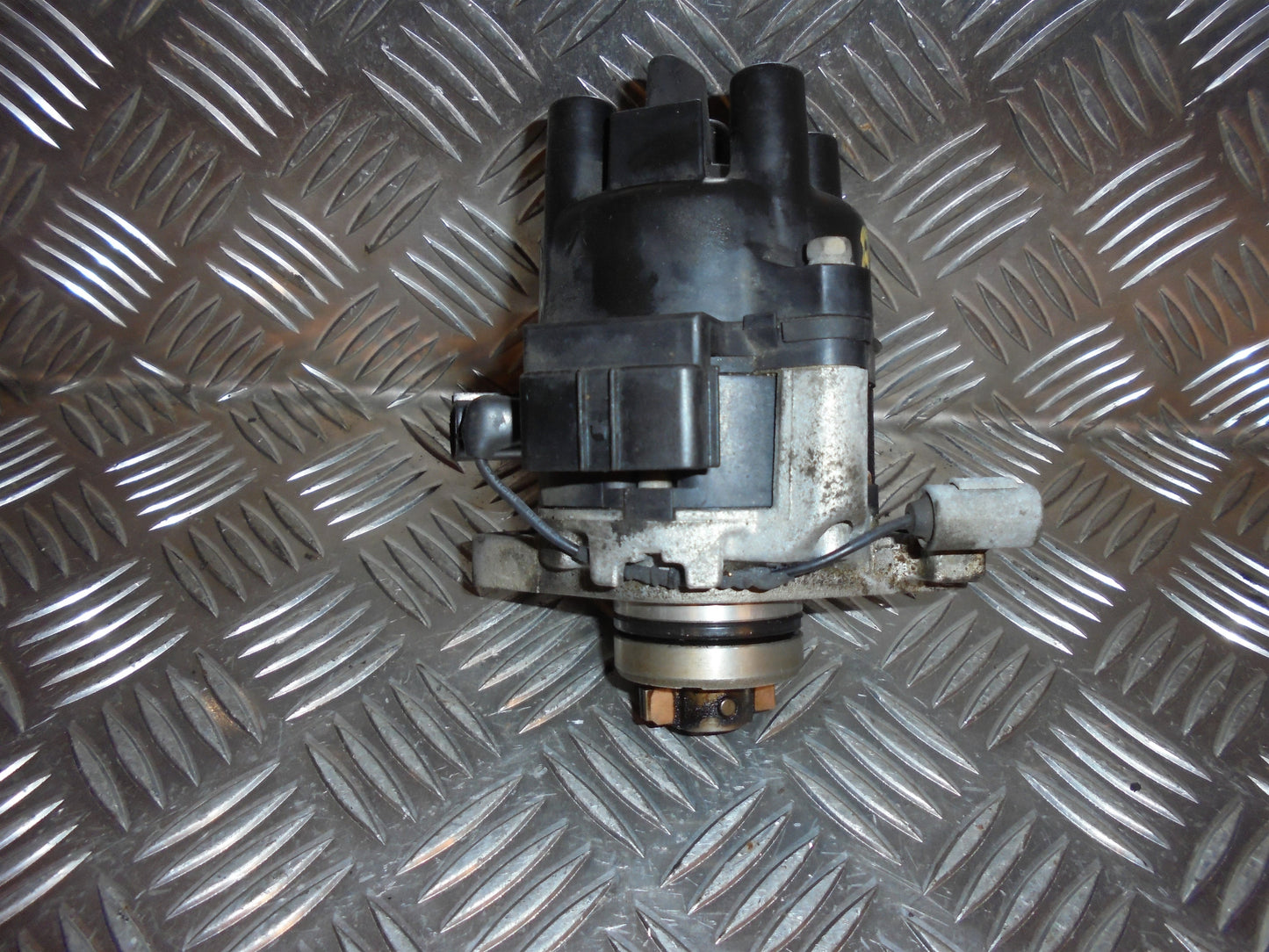 Mazda 323 S 4D BA12 Strømfordeler El Med OEM Nr. Ophugger Fra Mazda Ophugger