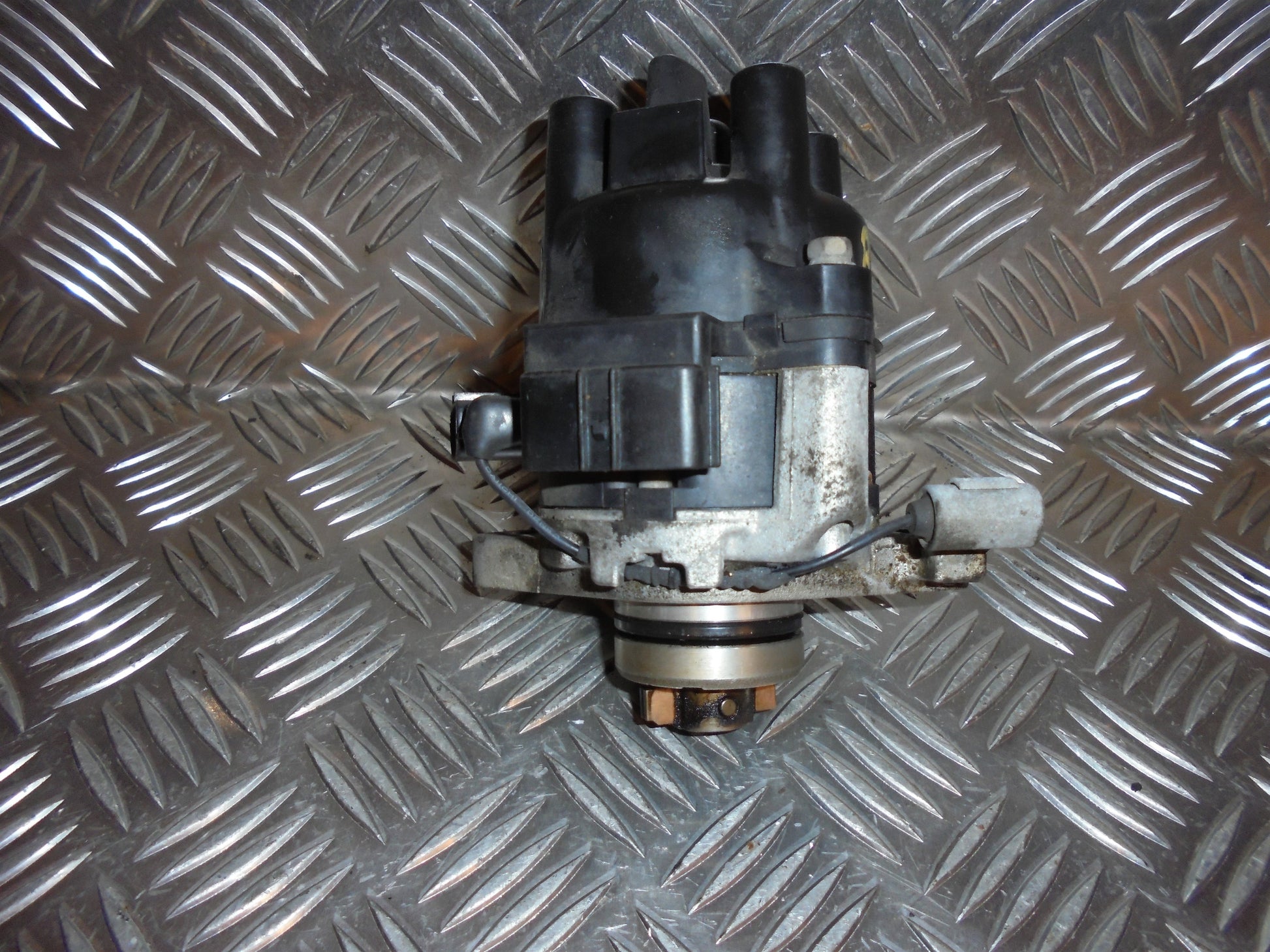 Mazda 323 S 4D BA12 Strømfordeler El Med OEM Nr. Ophugger Fra Mazda Ophugger