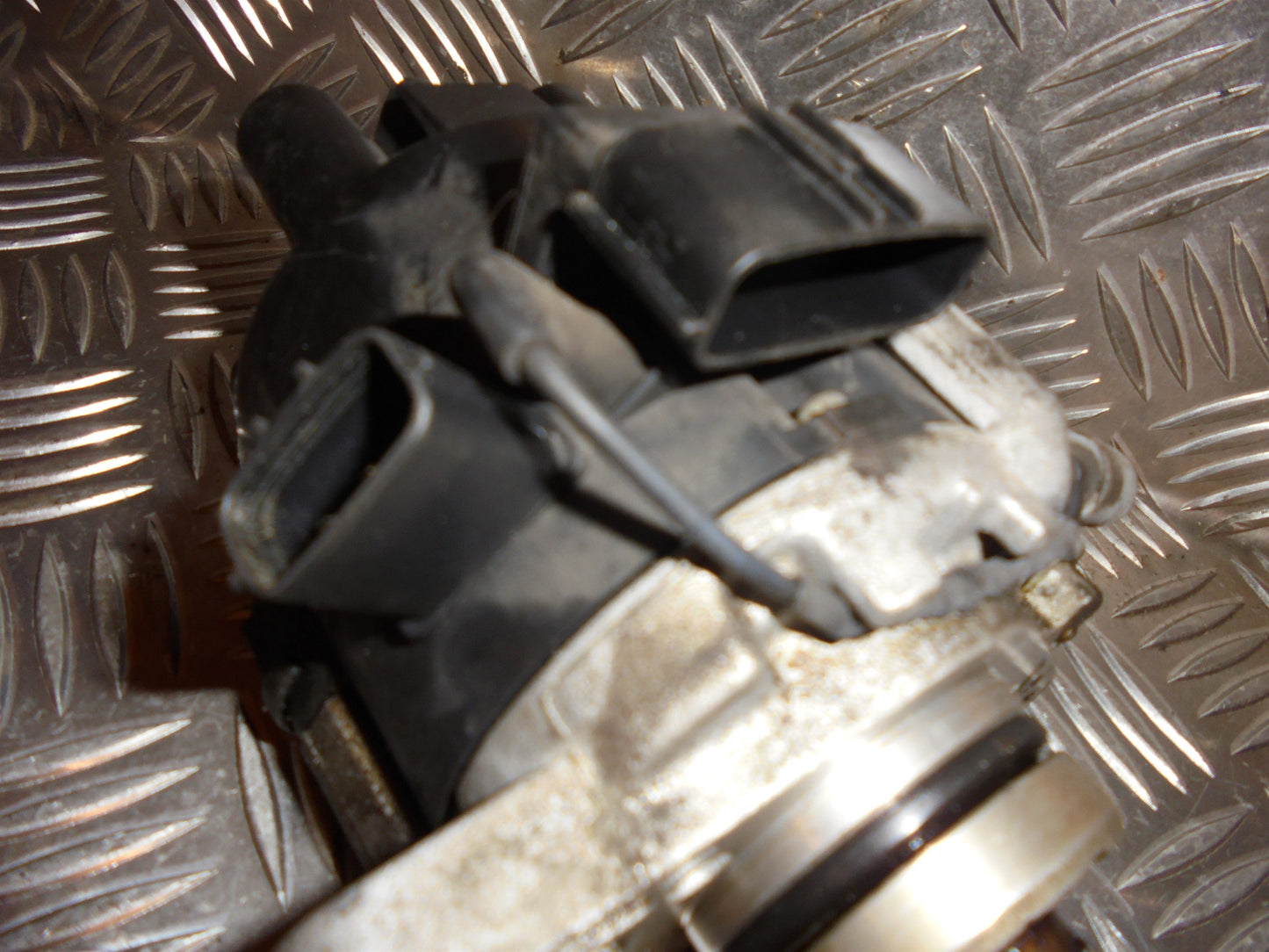 Mazda 323 S 4D BA12 Strømfordeler El Med OEM Nr. Ophugger Fra Mazda Ophugger