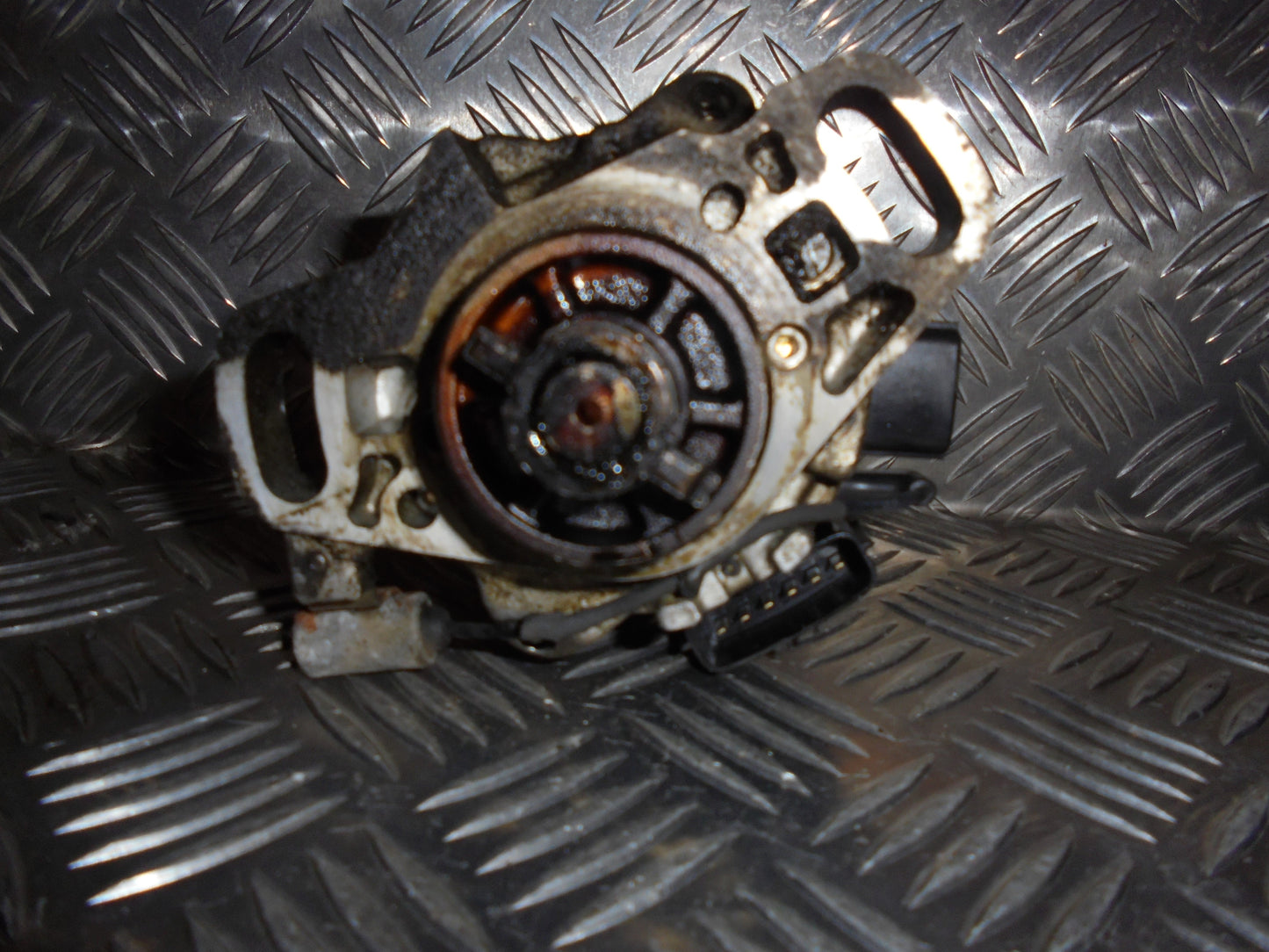 Mazda 323 C 3D BA13 Strømfordeler El Med OEM Nr. Ophugger Fra Mazda Ophugger