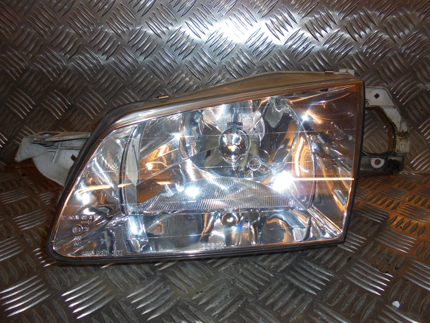 Mazda 323 4D BJ12 Forlygte Med OEM Nr. Ophugger Fra Mazda Ophugger