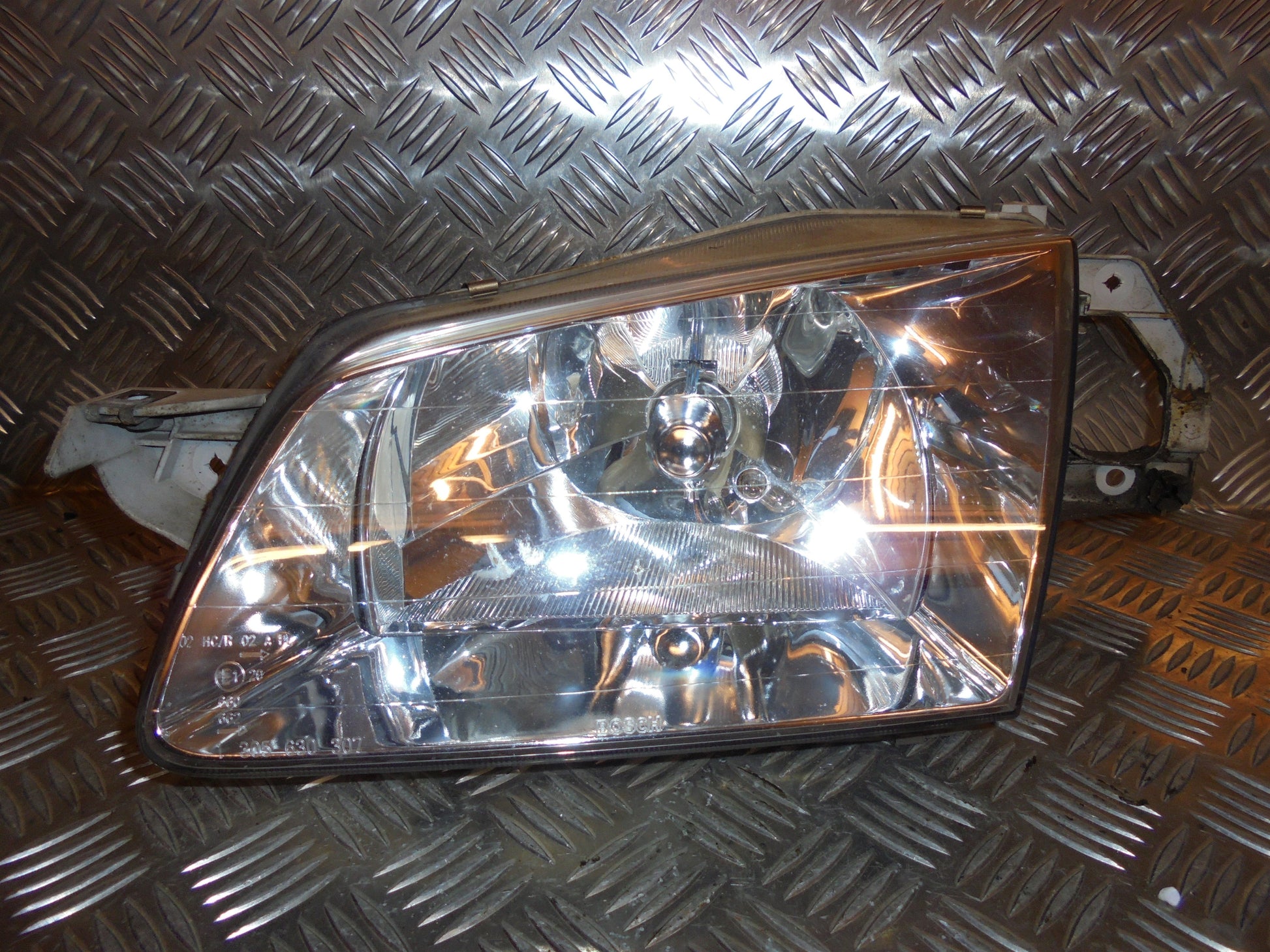 Mazda 323 4D BJ12 Forlygte Med OEM Nr. Ophugger Fra Mazda Ophugger