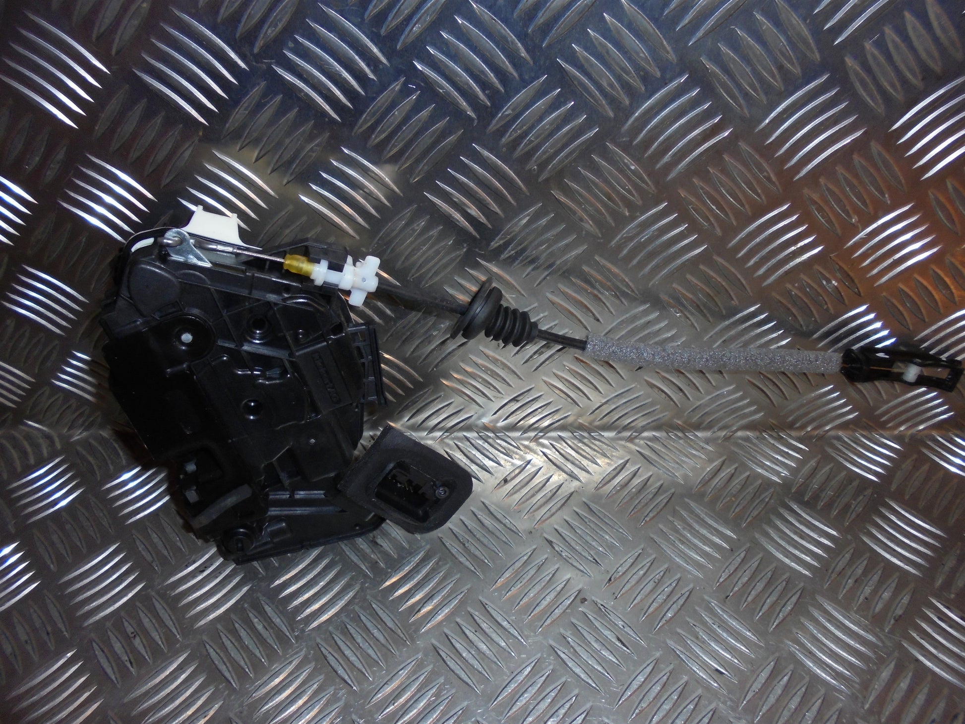 VW Polo 6R Dørlås Med OEM Nr. 5K4839016L Fra VW Ophugger