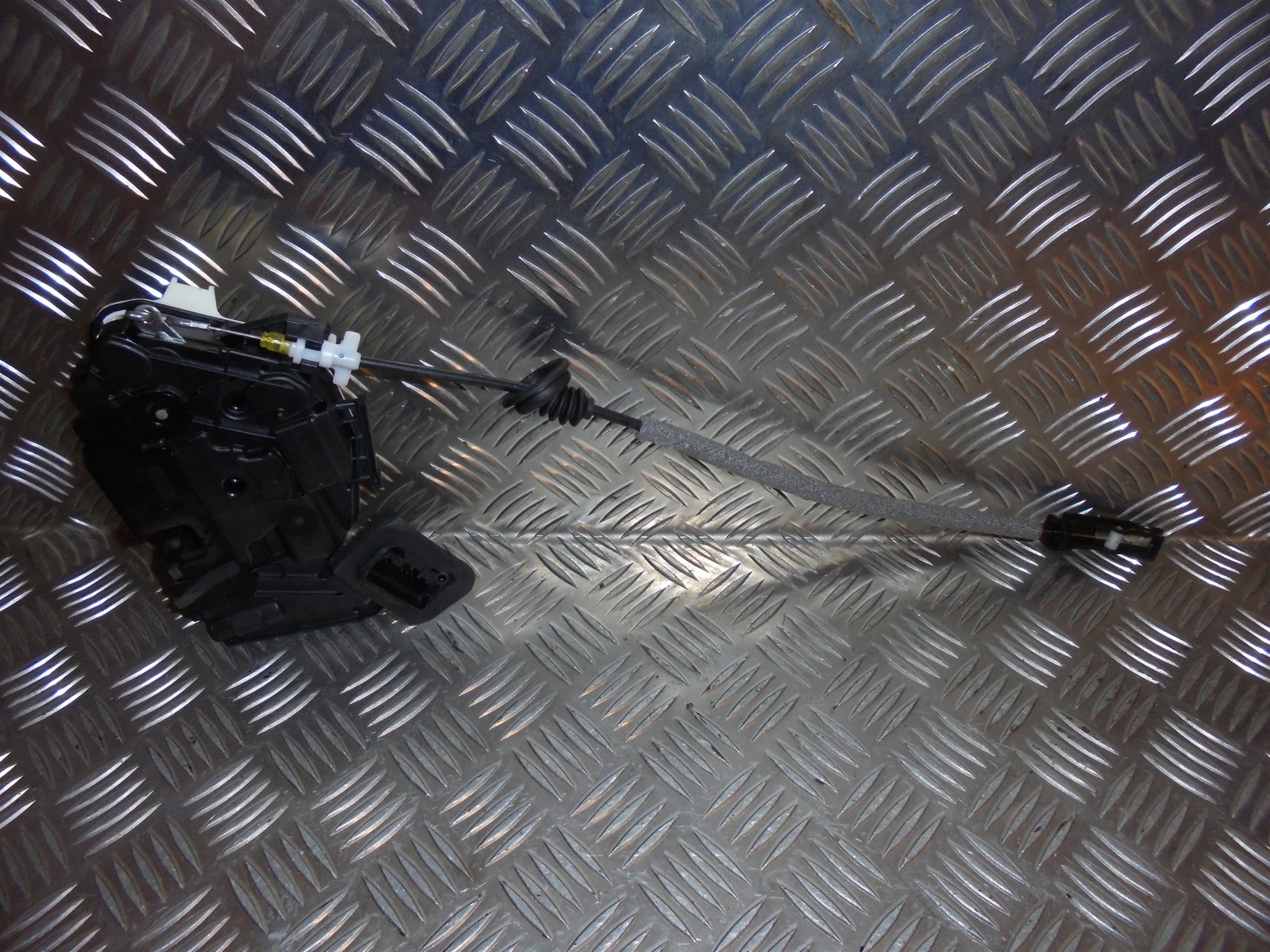 VW Polo 6R Dørlås Med OEM Nr. 5K1837016A Fra VW Ophugger