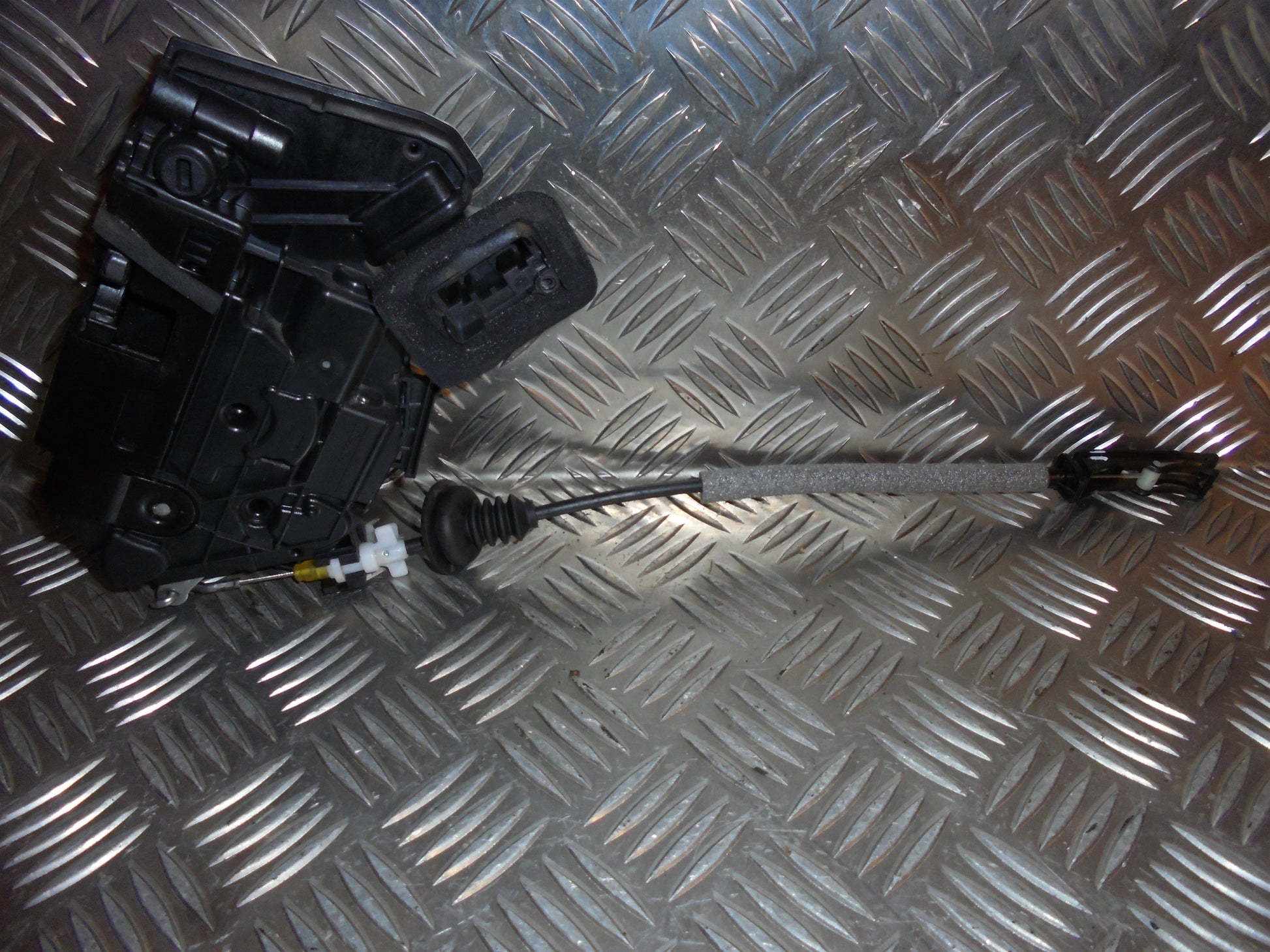 VW Polo 6R Dørlås Med OEM Nr. 5K4839015L Fra VW Ophugger