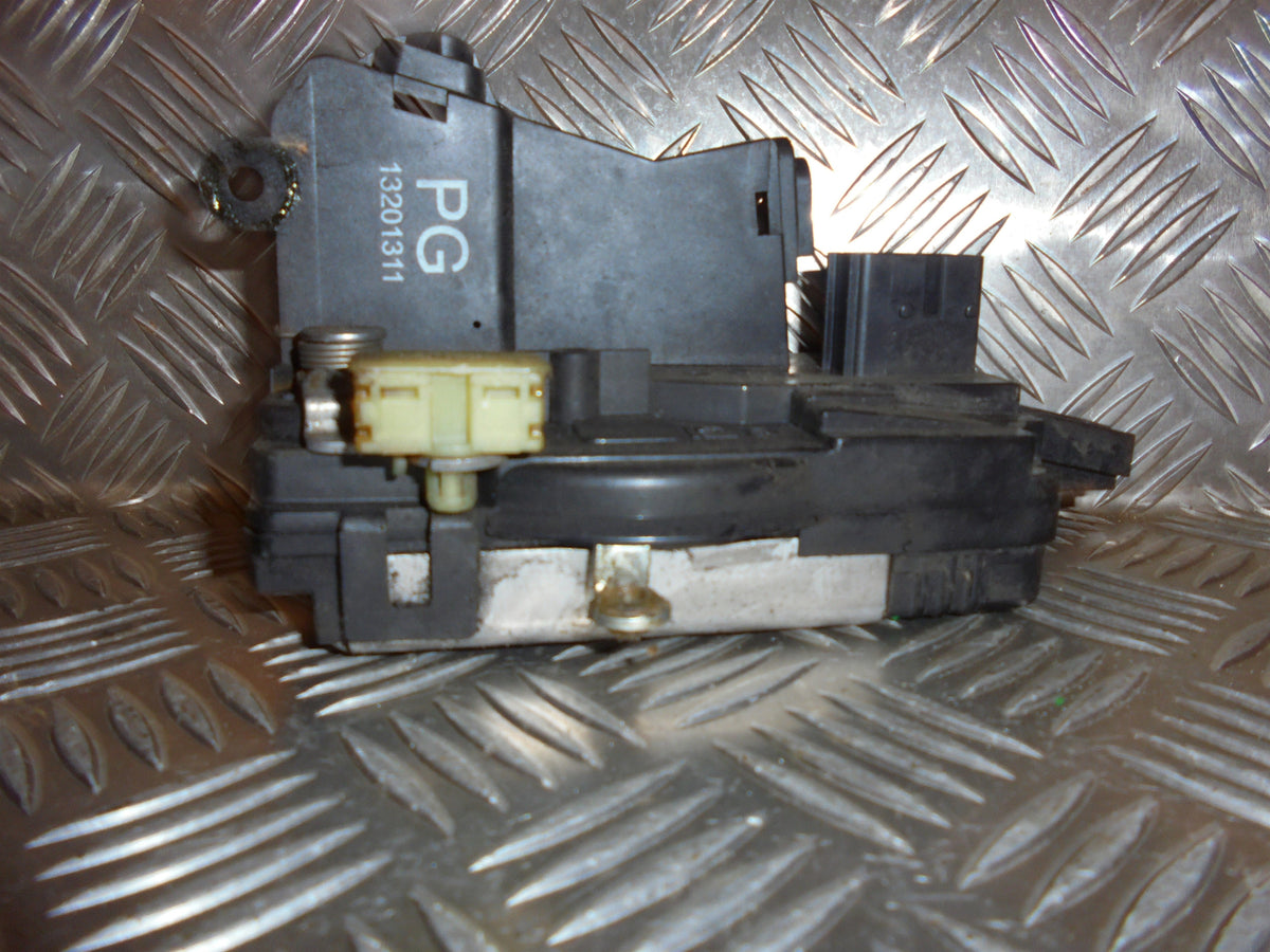 Opel Vectra C Dørlås Med OEM Nr. 13210767 Fra Opel Ophugger