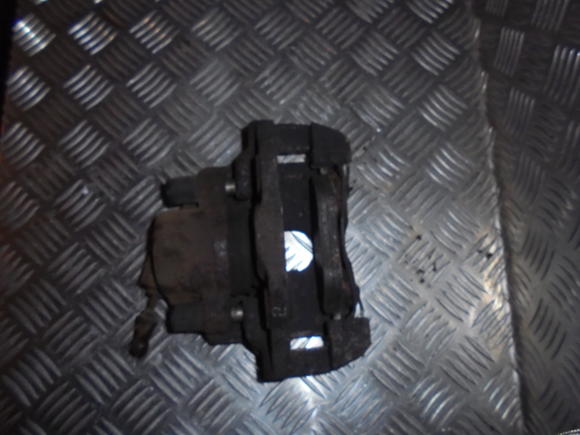 Mazda 2 ND Bremsekaliber VF Med OEM Nr. Ophugger Fra Mazda Ophugger