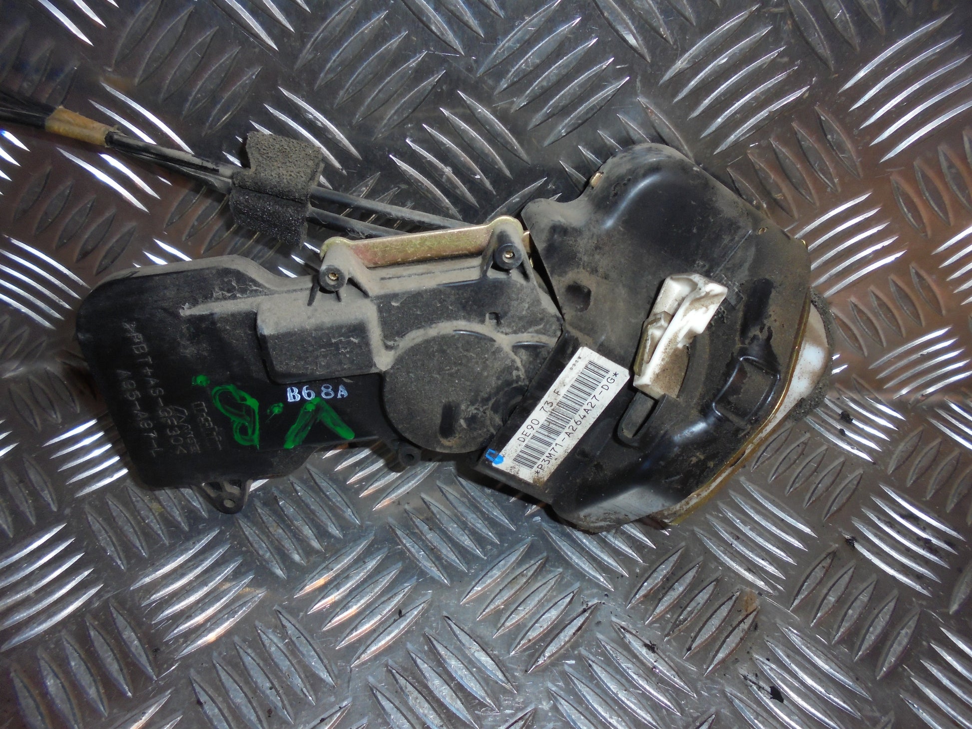 Mazda 2 ND Dørlås Med OEM Nr. 3M71A219A64DH Fra Mazda Ophugger