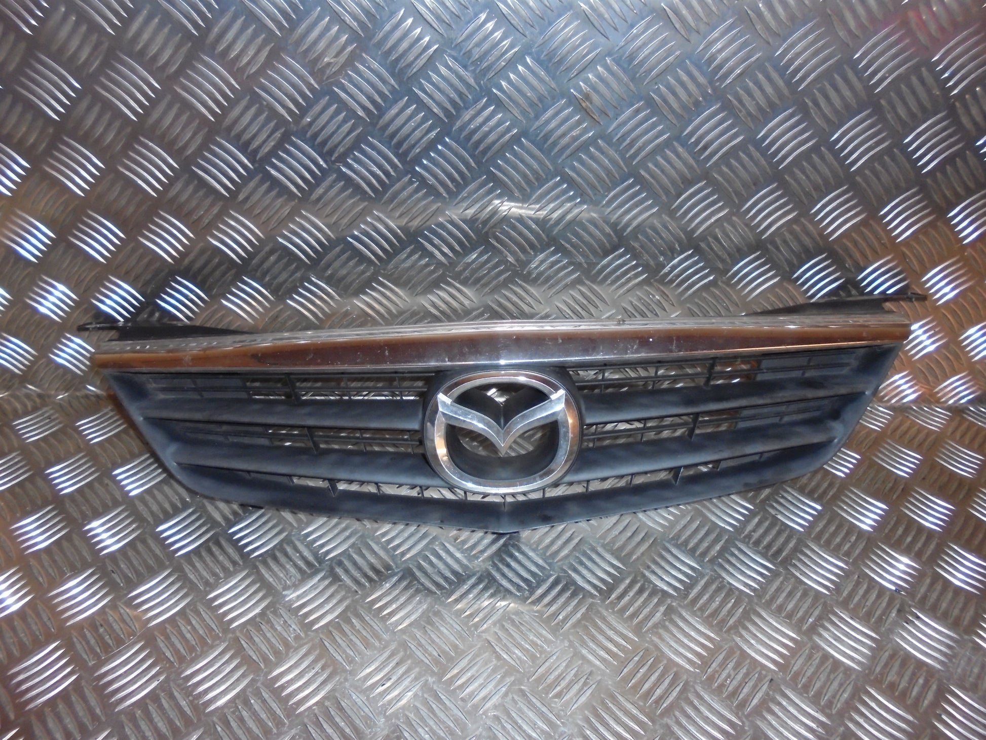 Mazda 626 GF/GW Frontgitter Med OEM Nr. Ophugger Fra Mazda Ophugger