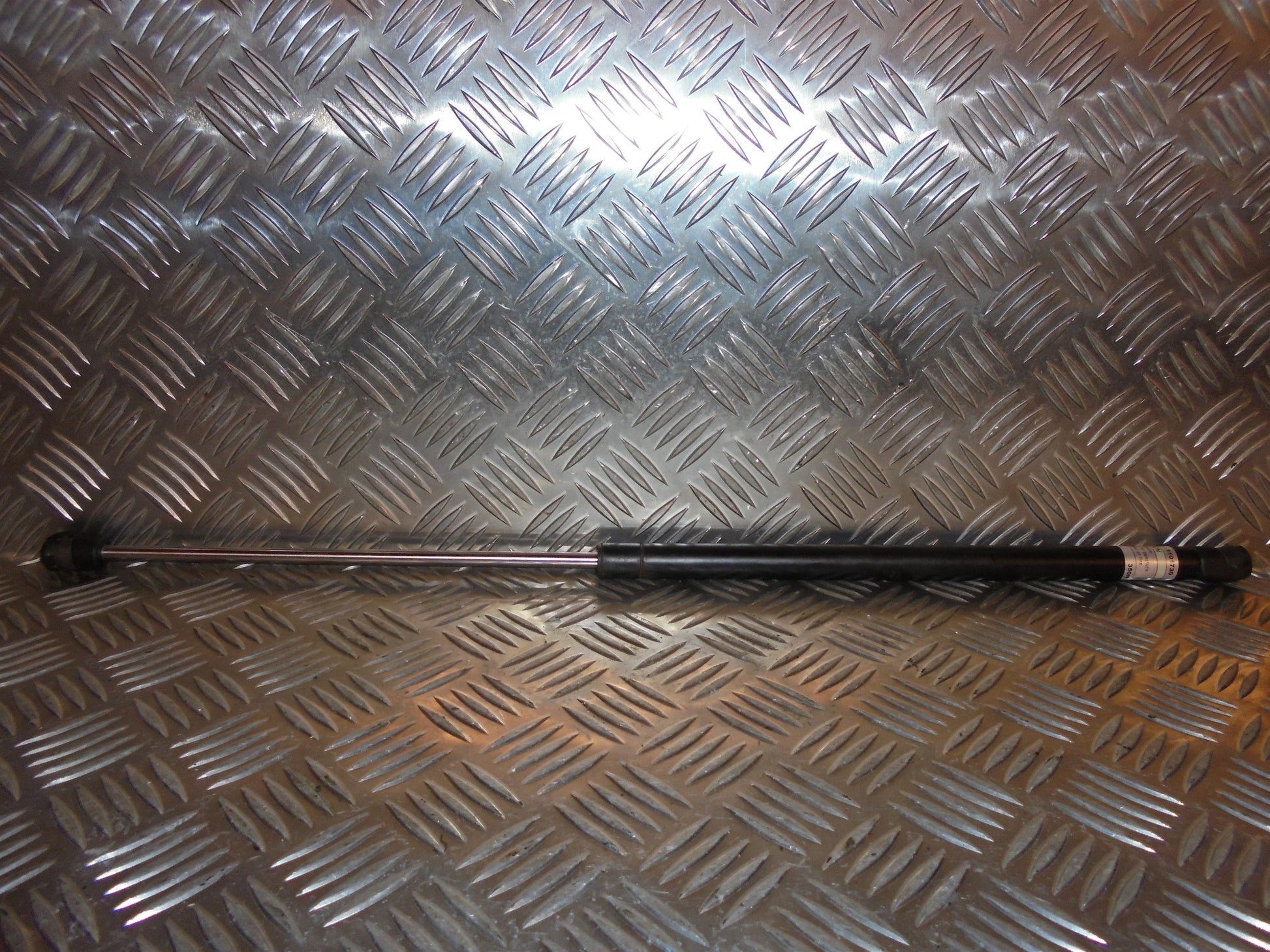 VW Beetle 5C Bagklapsdæmper Med OEM Nr. 1101730 Fra VW Ophugger