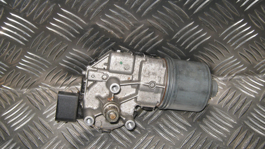 Skoda Superb Viskermotor Med OEM Nr. 0390241528 Fra Skoda Ophugger
