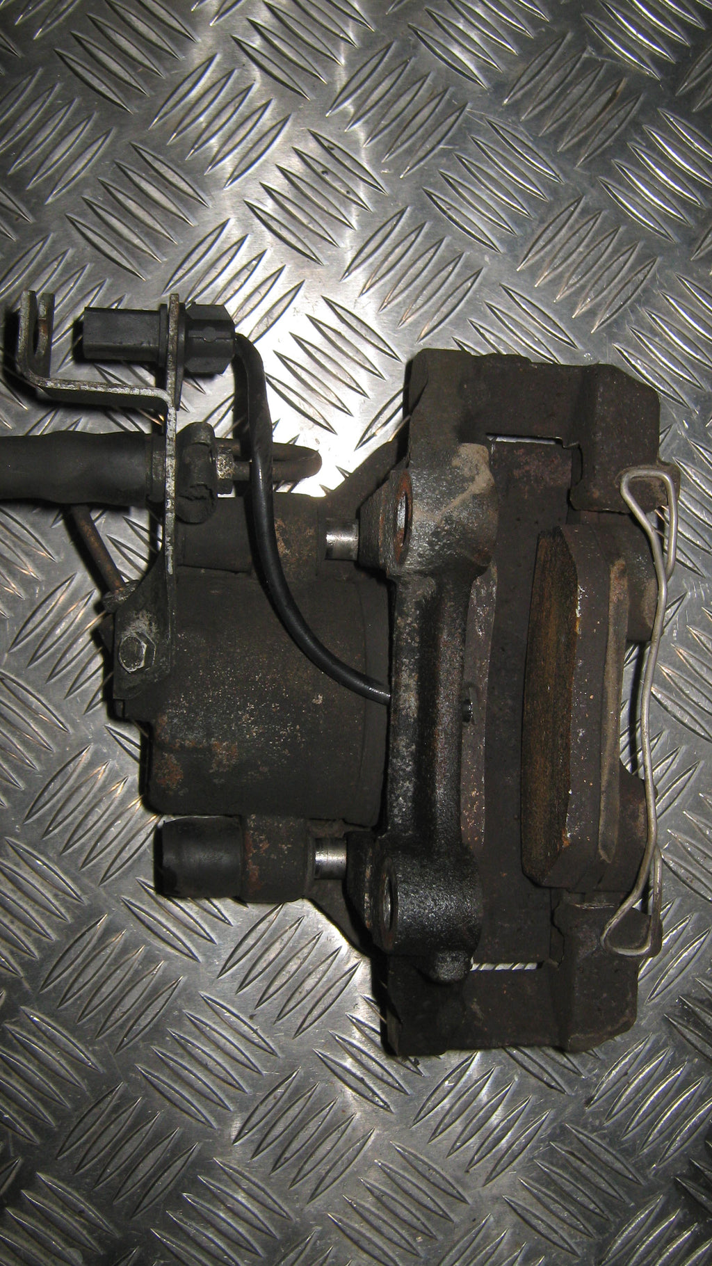 Skoda Superb Bremsekaliber Vf Med OEM Nr. 4B0615123 Fra Skoda Ophugger