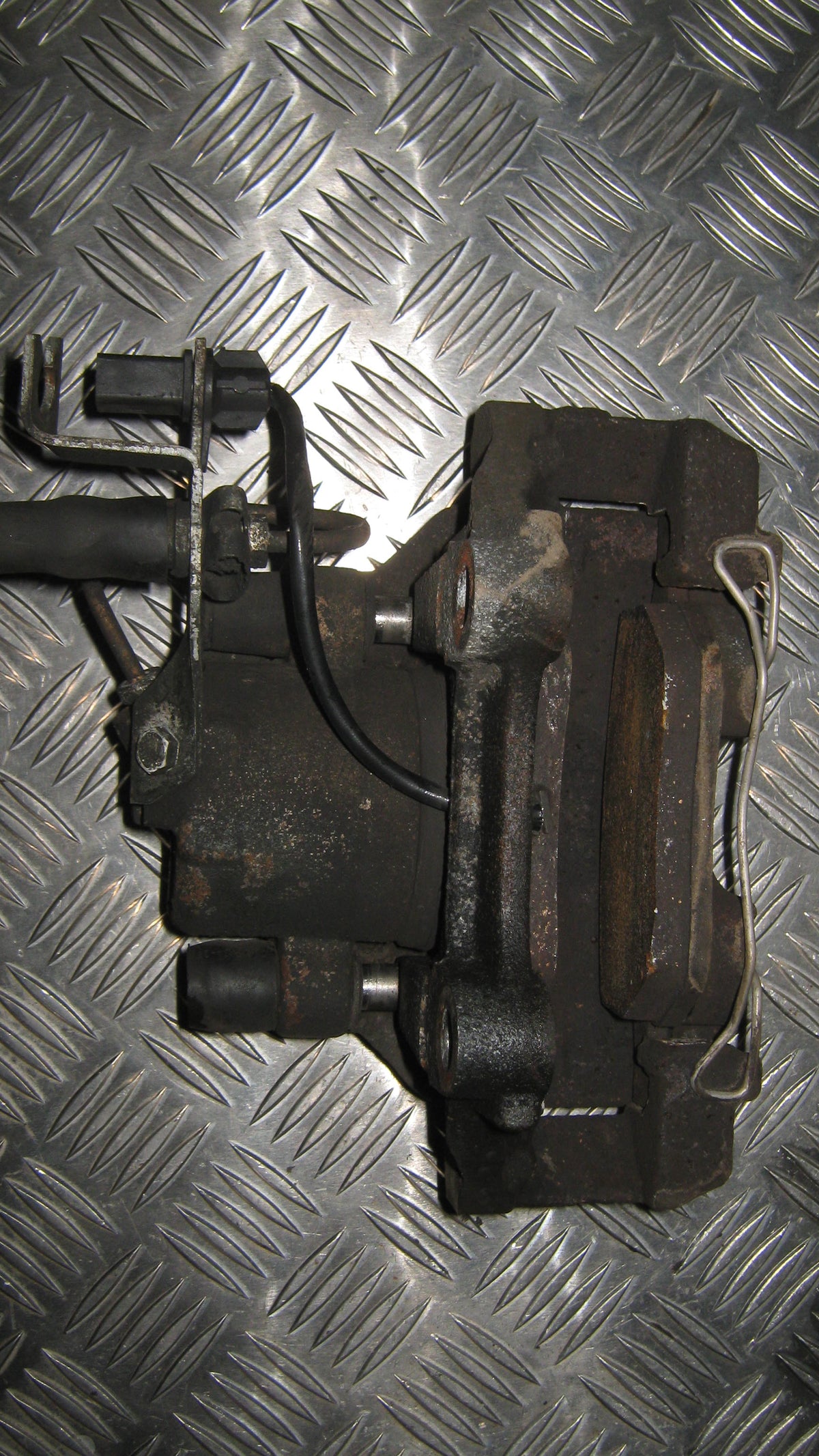 Skoda Superb Bremsekaliber Vf Med OEM Nr. 4B0615123 Fra Skoda Ophugger