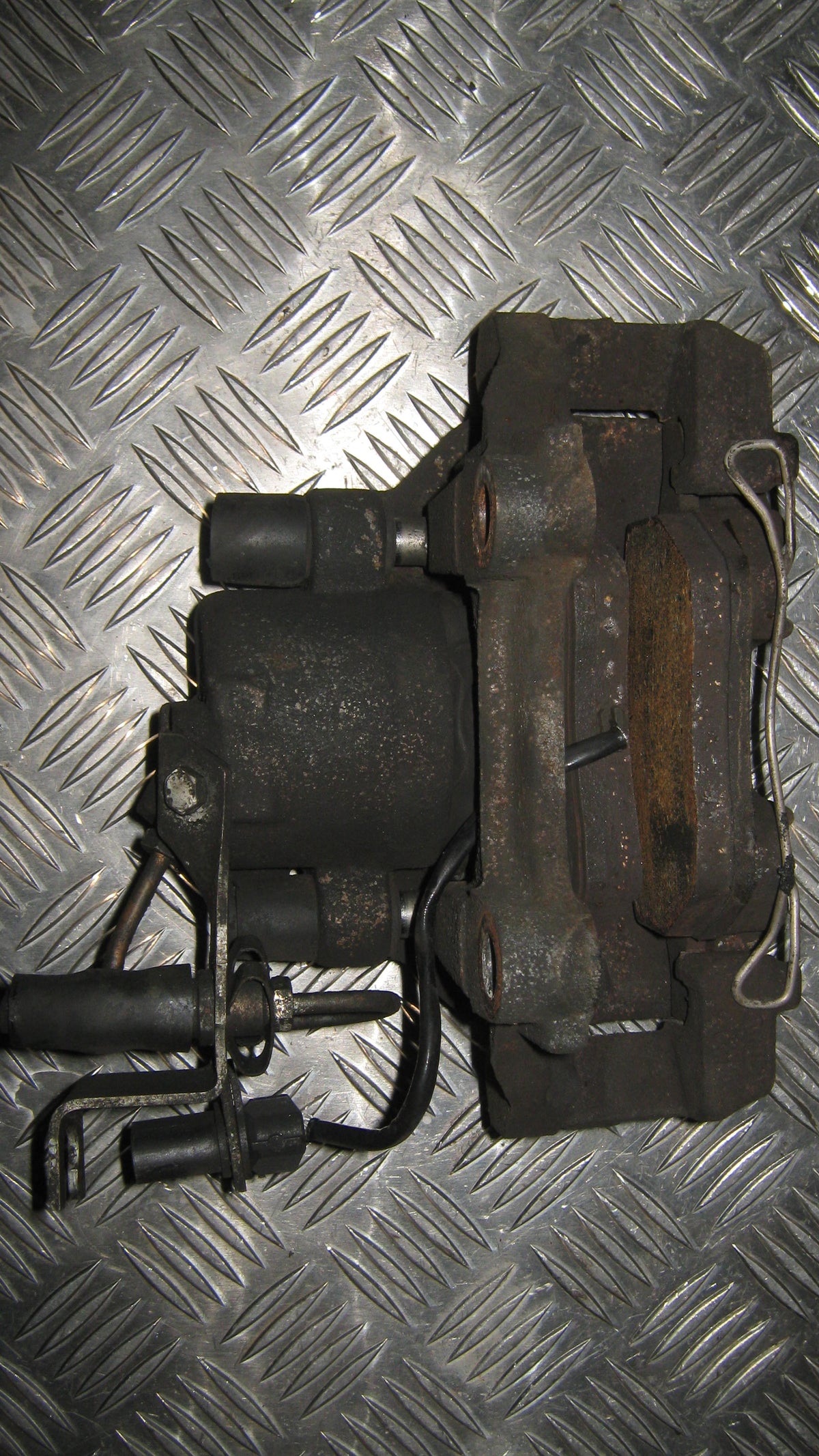 Skoda Superb Bremsekaliber Hf Med OEM Nr. 4B0615124 Fra Skoda Ophugger