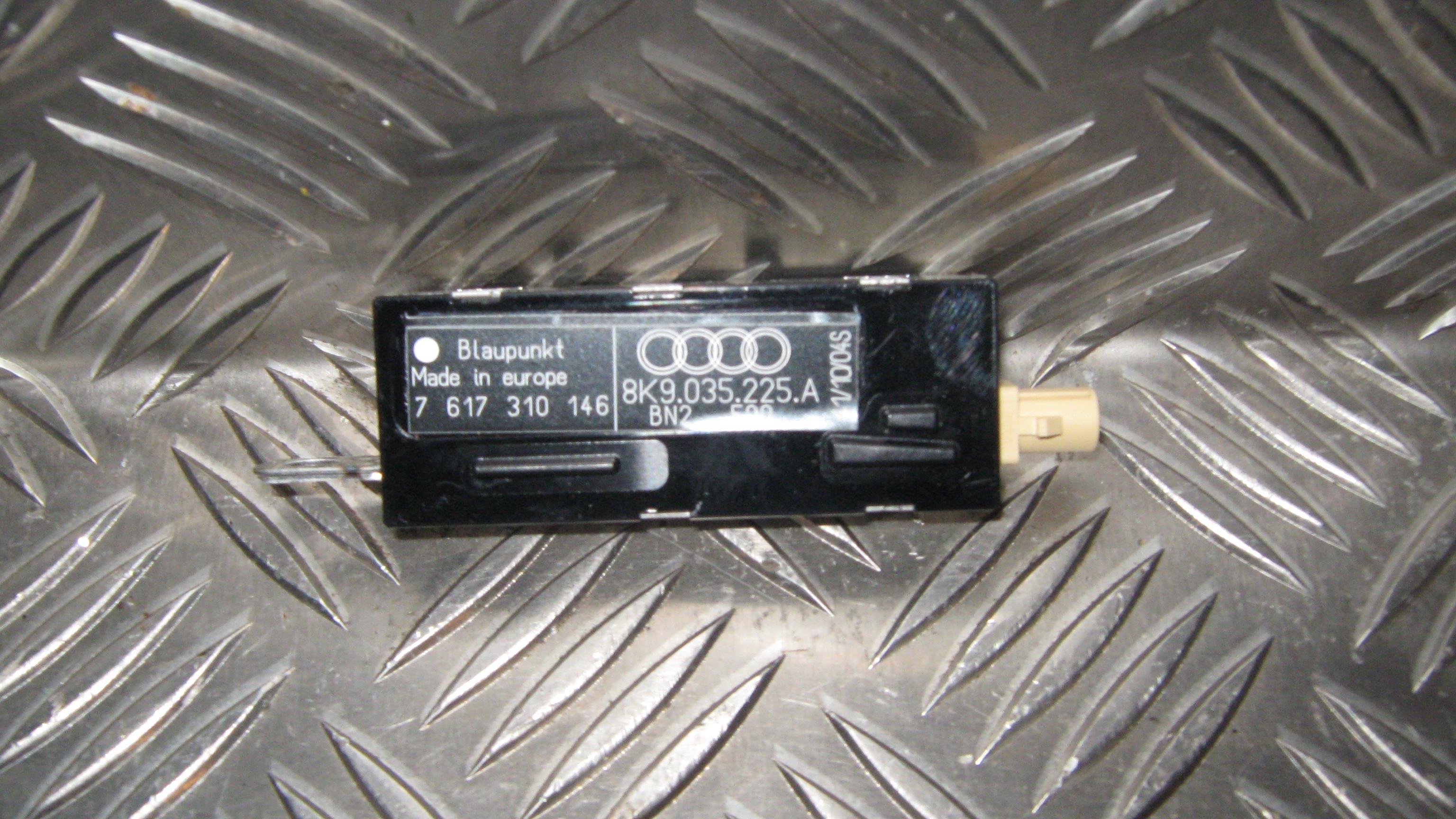 Audi A4 Antenne Med OEM Nr. Ophugger Fra Audi Ophugger