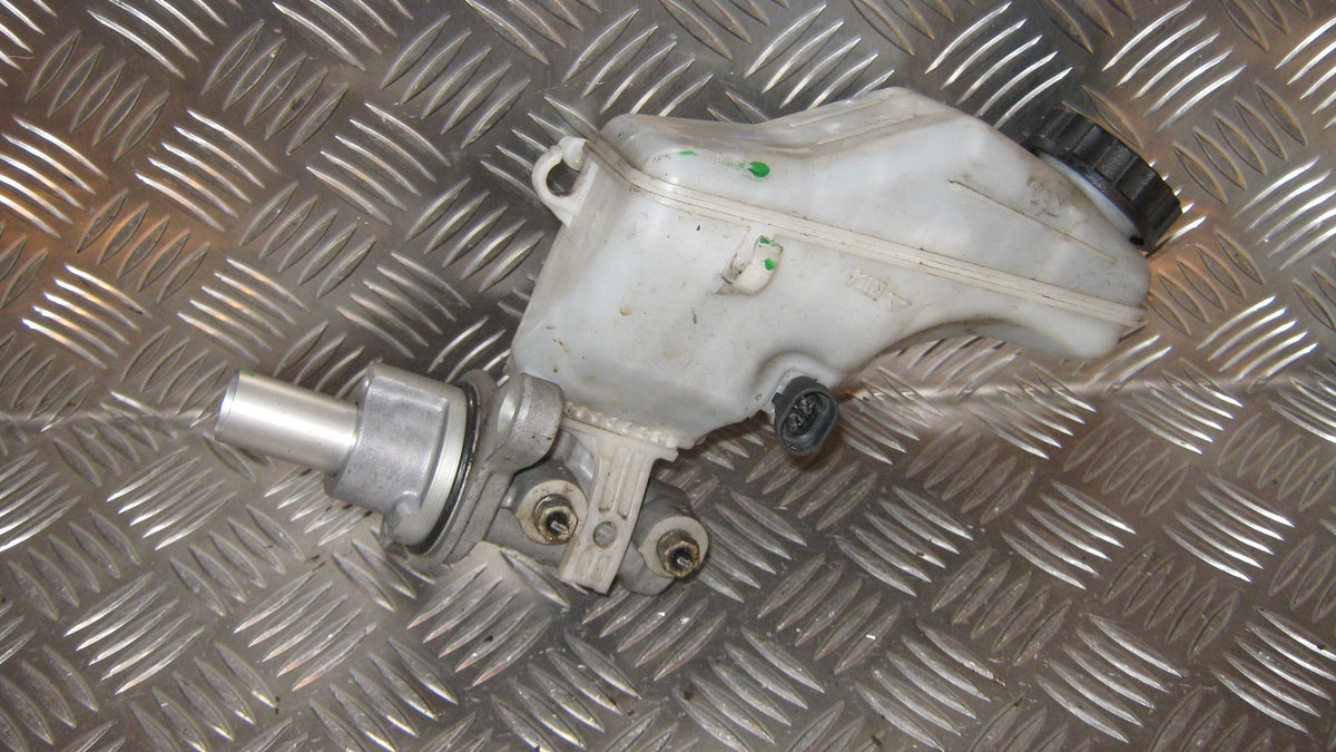 Opel Corsa D Bremsehovedcylinder Med OEM Nr. 93189743 Fra Opel Ophugger