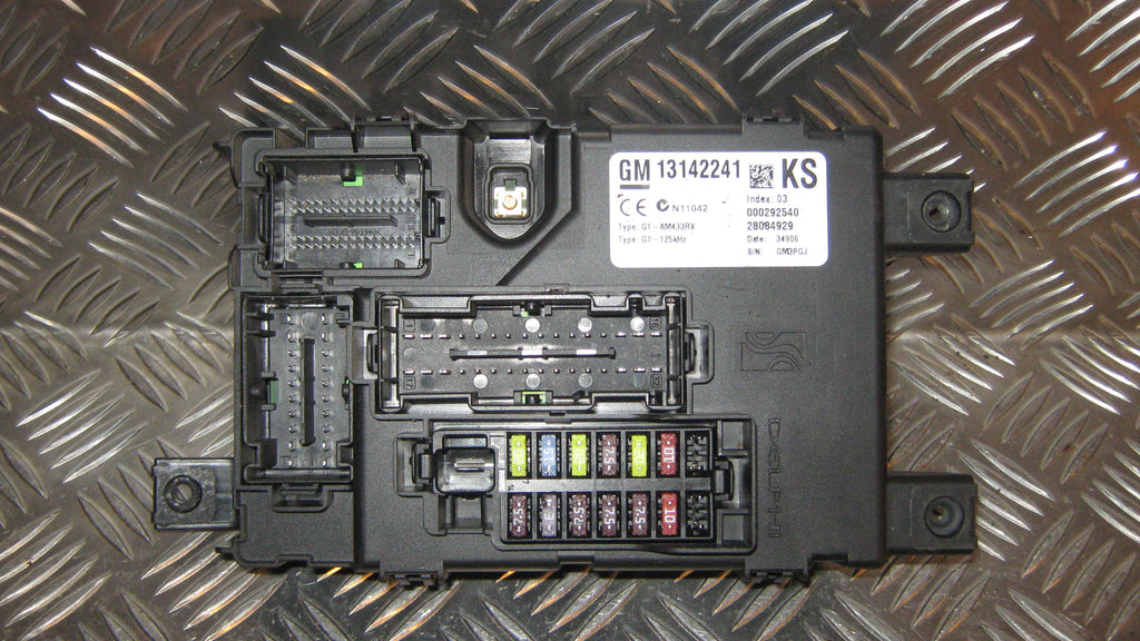 Opel Corsa D Sikringsboks Med OEM Nr. 13142241 Fra Opel Ophugger
