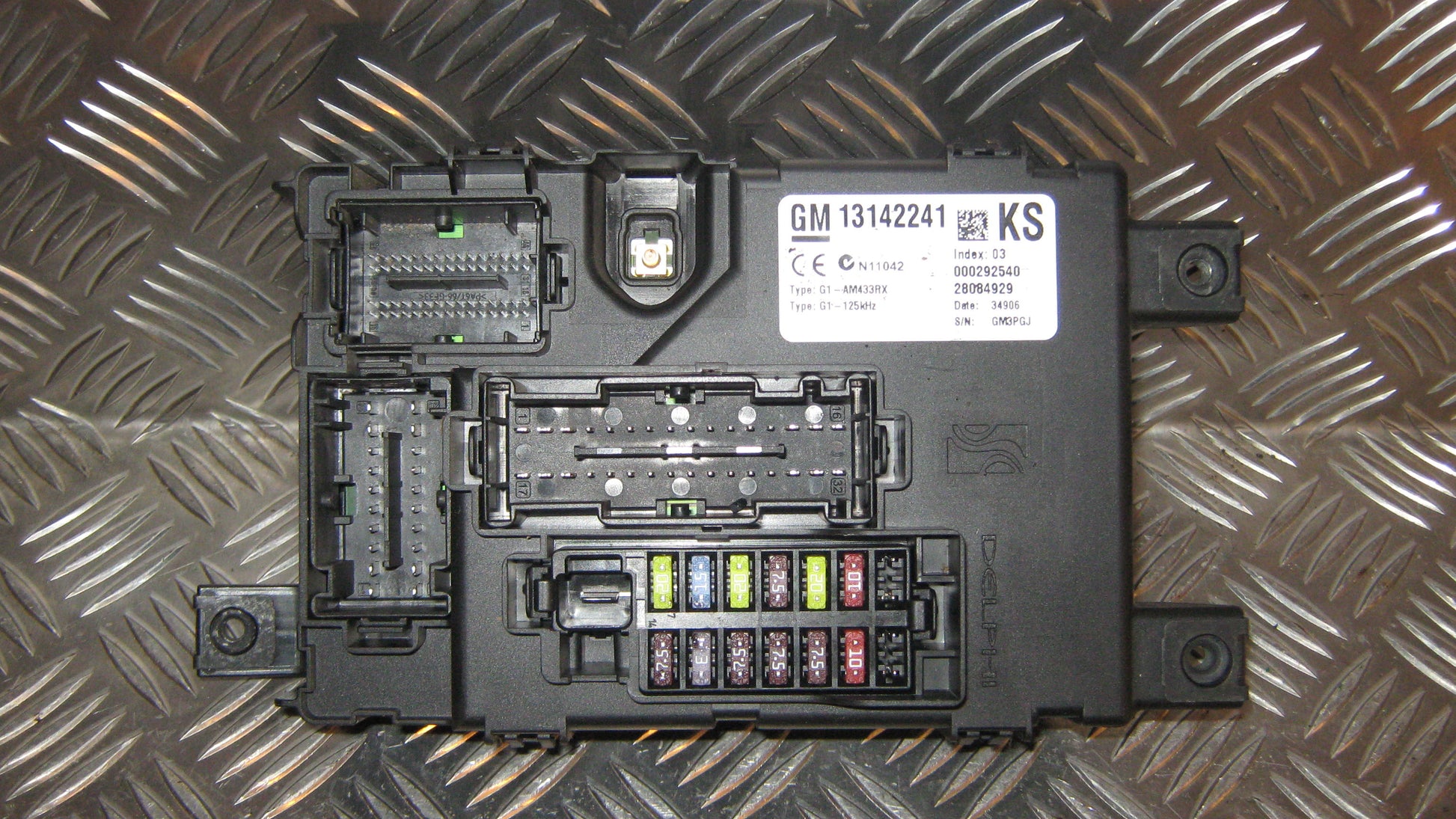 Opel Corsa D Sikringsboks Med OEM Nr. 13142241 Fra Opel Ophugger