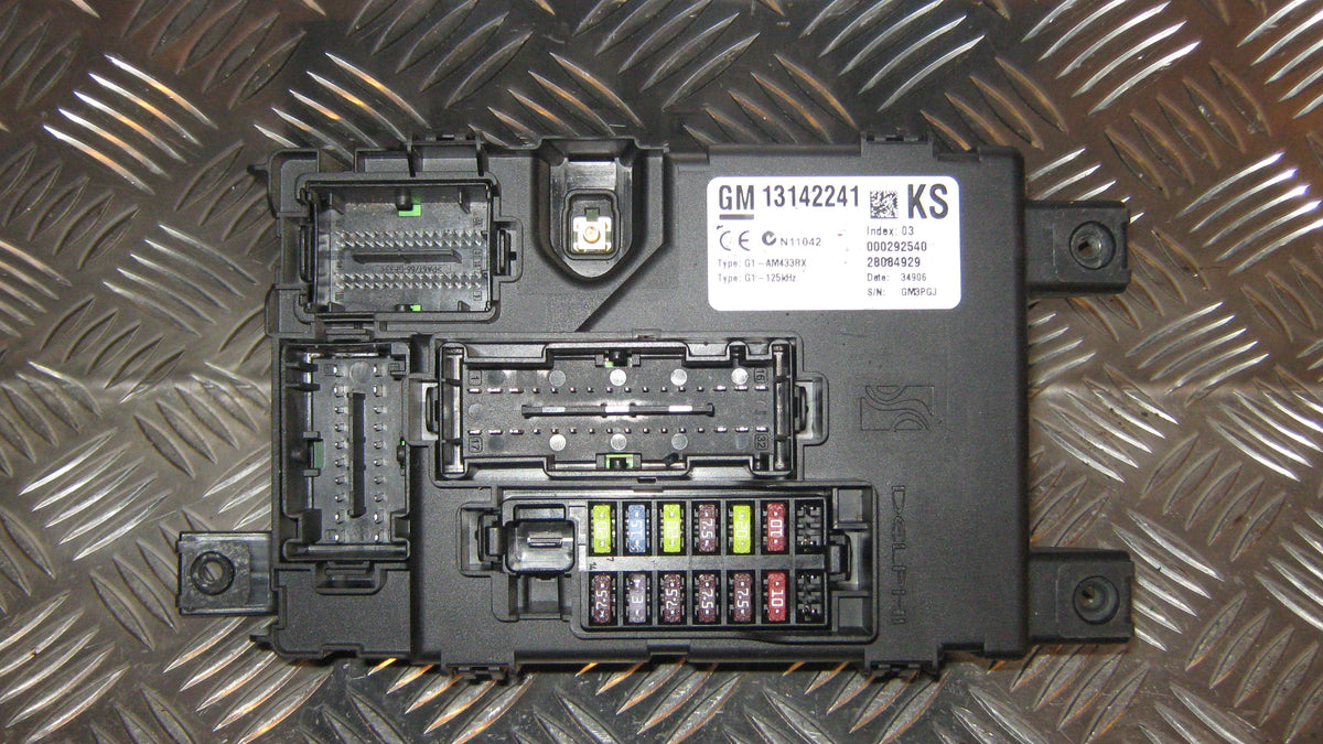 Opel Corsa D Sikringsboks Med OEM Nr. 13142241 Fra Opel Ophugger