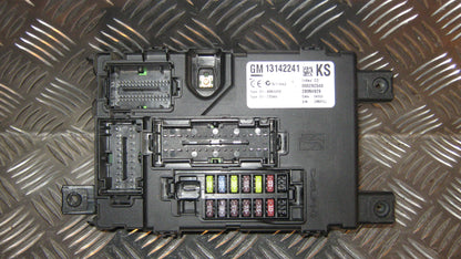 Opel Corsa D Sikringsboks Med OEM Nr. 13142241 Fra Opel Ophugger
