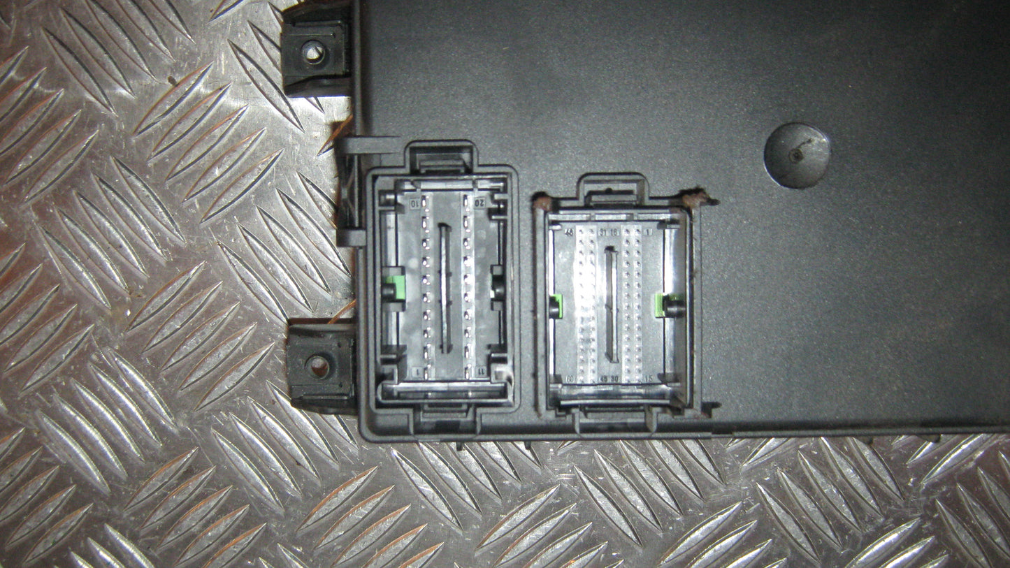 Opel Corsa D Sikringsboks Med OEM Nr. 13142241 Fra Opel Ophugger