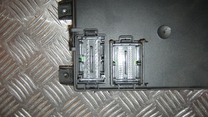 Opel Corsa D Sikringsboks Med OEM Nr. 13142241 Fra Opel Ophugger