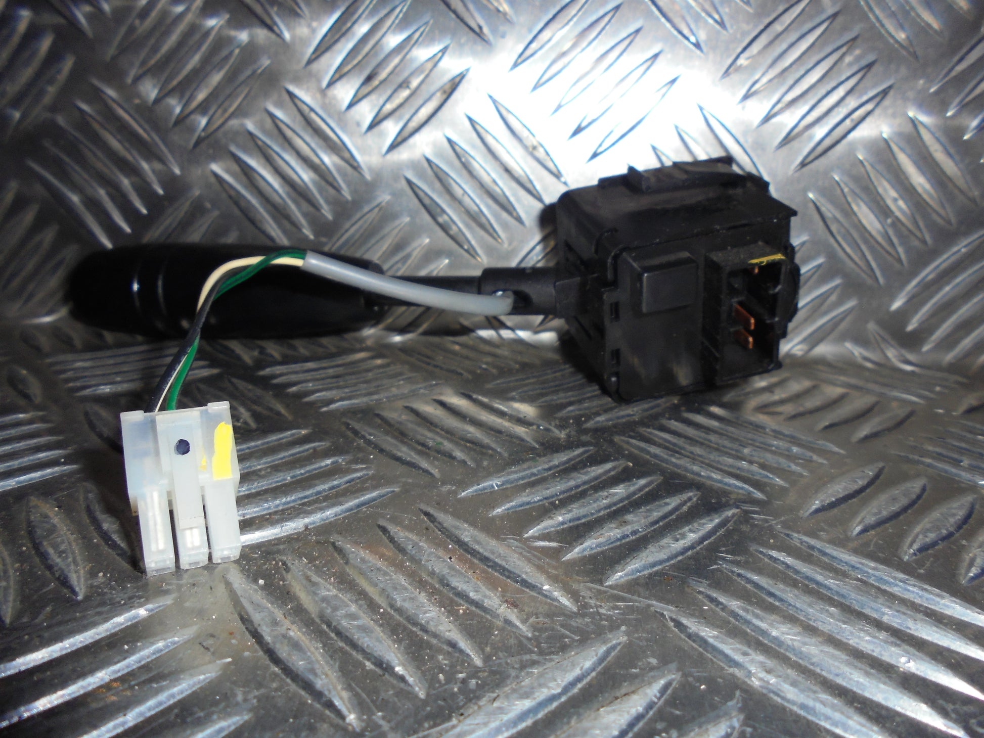 Chevrolet Aveo Kontakt Blink Med OEM Nr. Ophugger Fra Chevrolet Ophugger