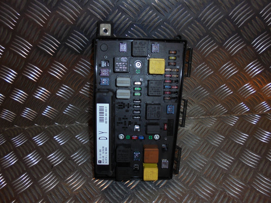 Opel Astra H Sikringsboks Med OEM Nr. Ophugger Fra Opel Ophugger