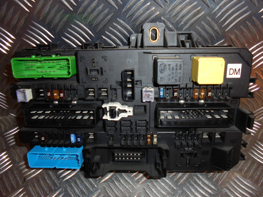 Opel Astra H Sikringsboks Med OEM Nr. Ophugger Fra Opel Ophugger
