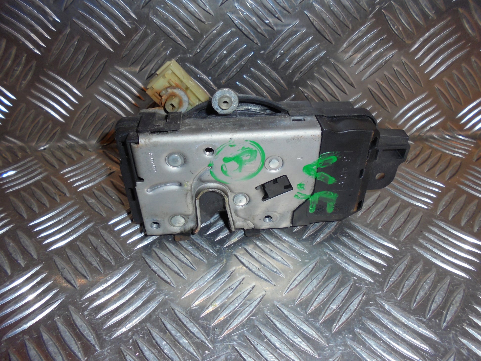 Opel Astra H Dørlås Med OEM Nr. 13128111 Fra Opel Ophugger