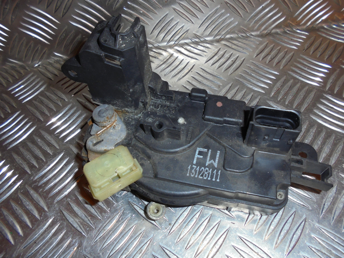 Opel Astra H Dørlås Med OEM Nr. 13128111 Fra Opel Ophugger