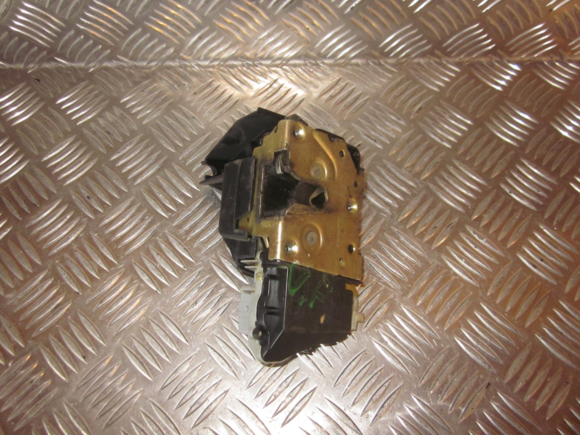 Peugeot 307 Dørlås Med OEM Nr. 9135N4 Fra Peugeot Ophugger