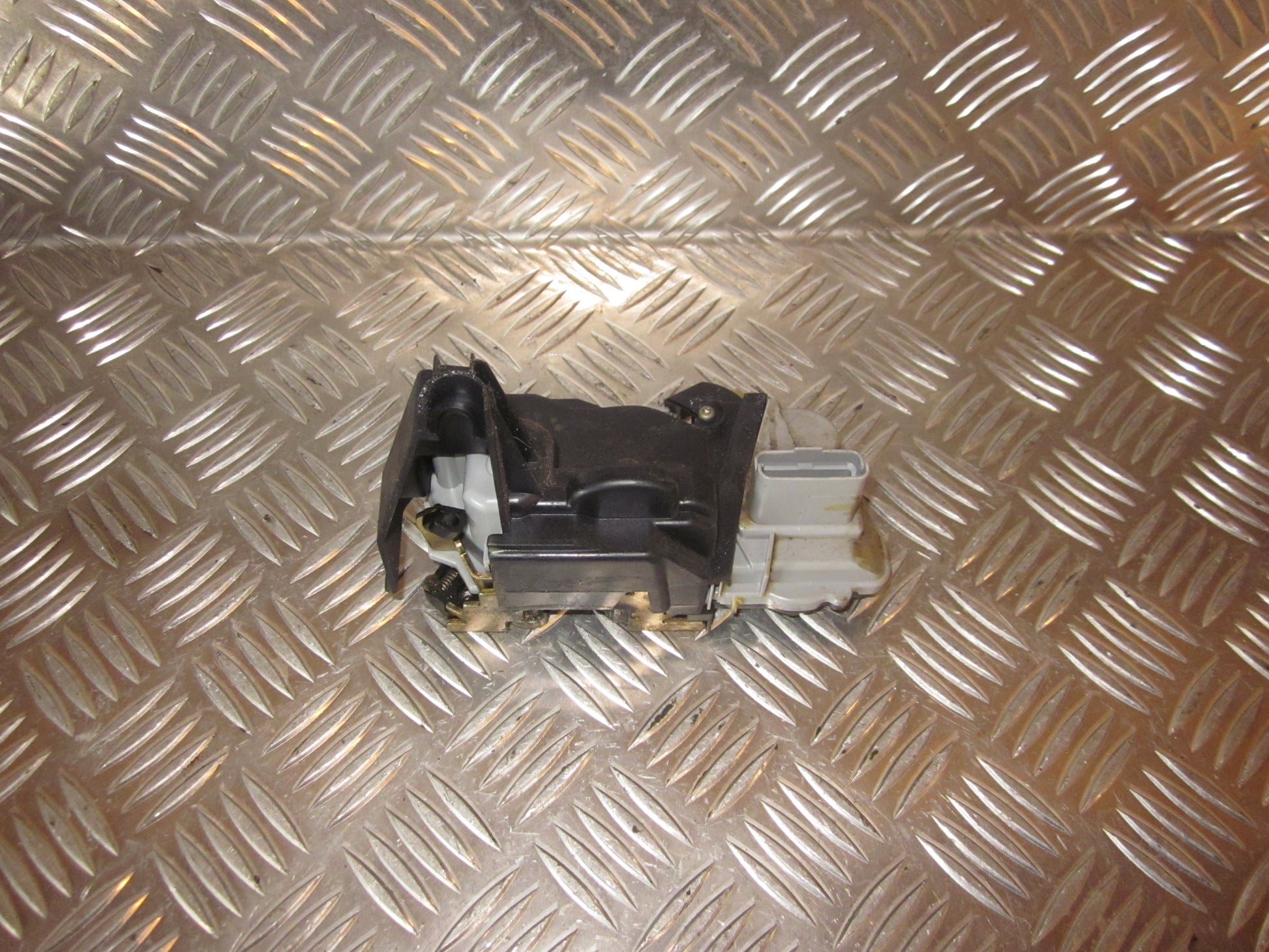 Peugeot 307 Dørlås Med OEM Nr. Ophugger Fra Peugeot Ophugger