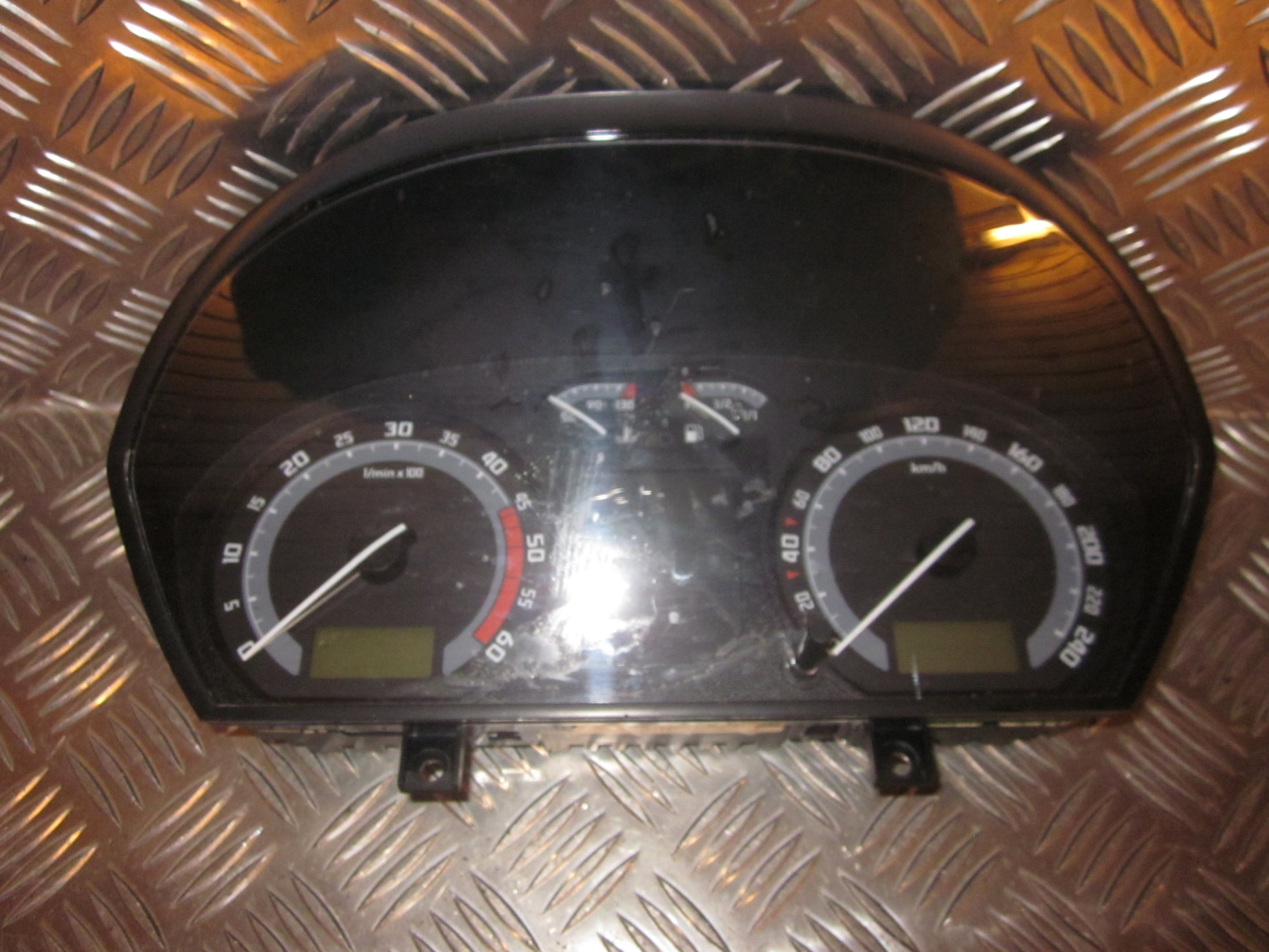 Skoda Fabia Speedometer - Instrument Med OEM Nr. 6Y0920883D Fra Skoda Ophugger