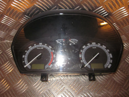 Skoda Fabia Speedometer - Instrument Med OEM Nr. 6Y0920883D Fra Skoda Ophugger