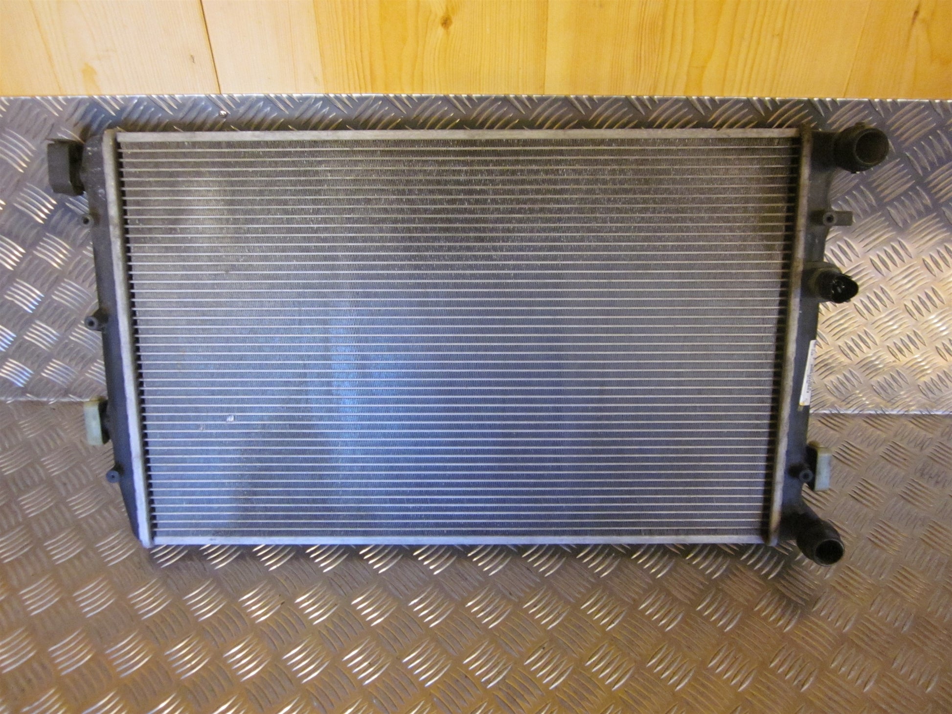 Skoda Fabia Køler Med OEM Nr. 6Q0121253R Fra Skoda Ophugger