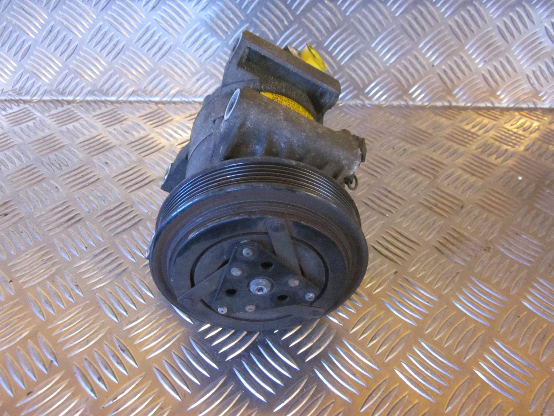 Nissan Primera P12 Aircondition Pumpe Med OEM Nr. 926009F510 Fra Nissan Ophugger