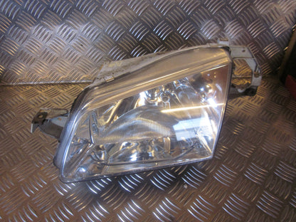 Mazda 323 F 5D BJ14 Forlygte Med OEM Nr. Ophugger Fra Mazda Ophugger