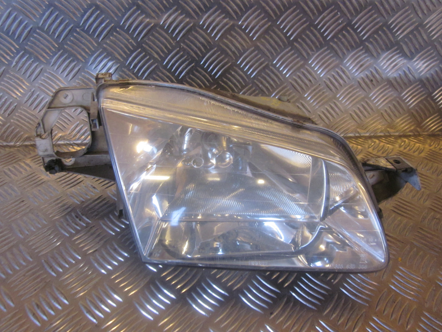 Mazda 323 F 5D BJ14 Forlygte Med OEM Nr. Ophugger Fra Mazda Ophugger