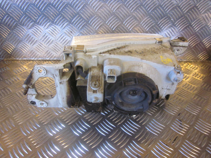 Mazda 323 F 5D BJ14 Forlygte Med OEM Nr. Ophugger Fra Mazda Ophugger