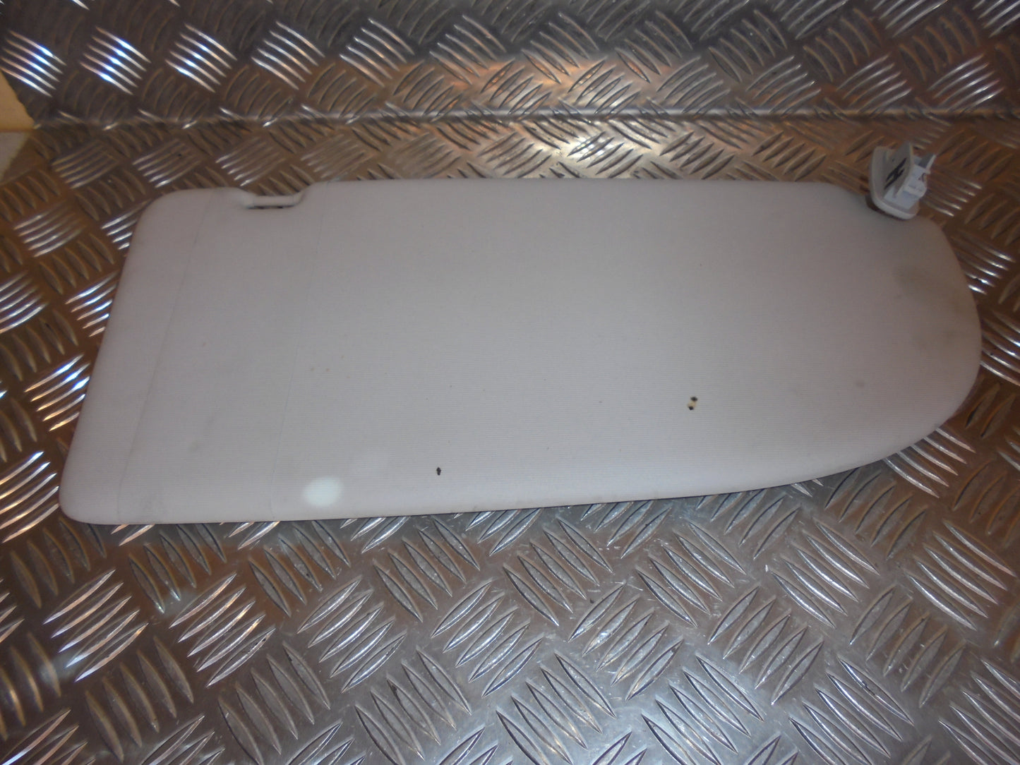 VW Caddy 2K Solskærm Med OEM Nr. 2K0857552D Fra VW Ophugger